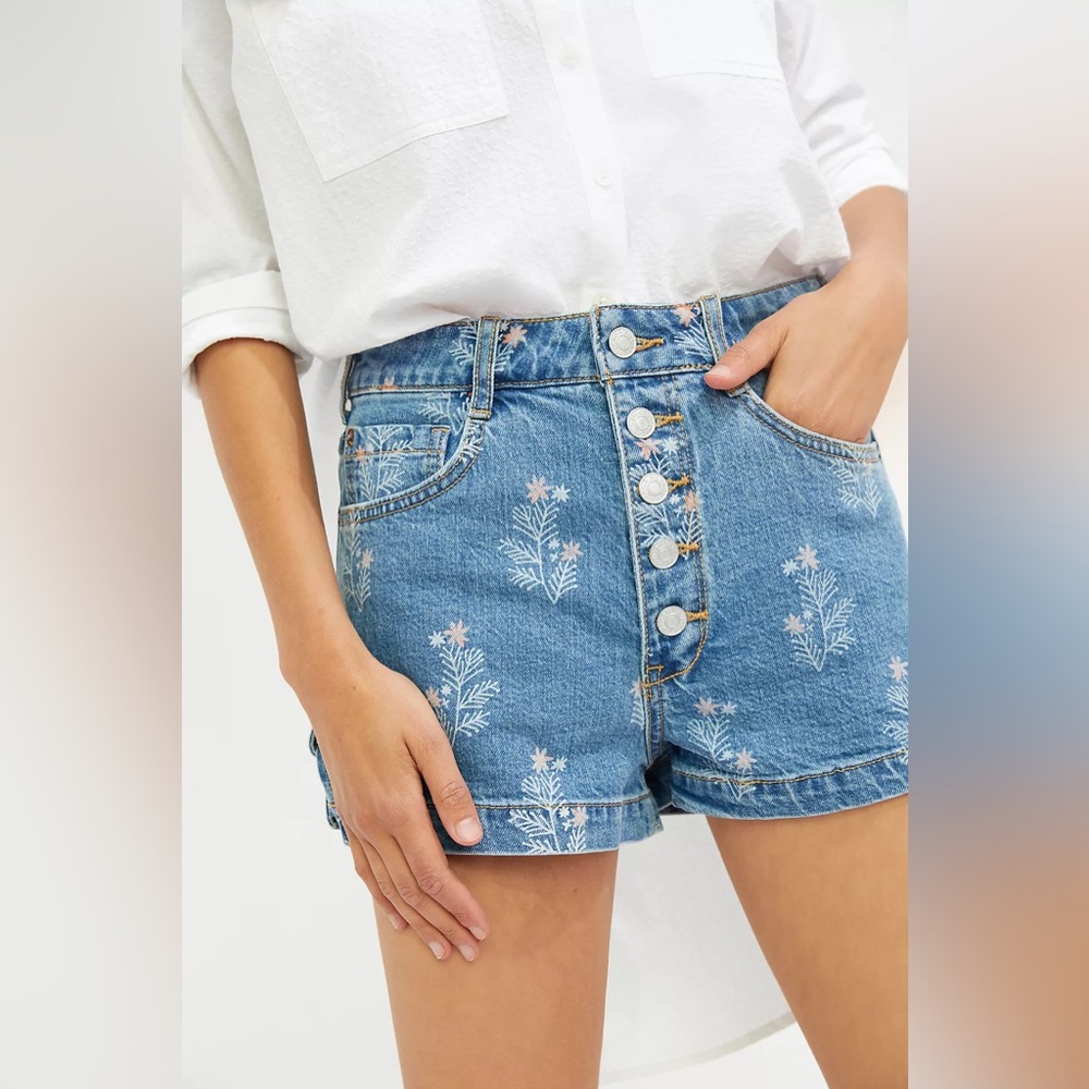 Anthropologie brand Pilcro ultra high rise denim shorts- floral print- size 28